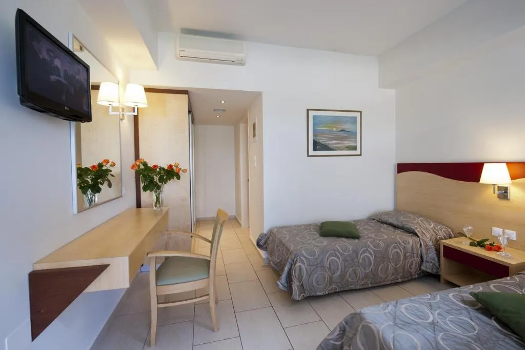 Room, Grand Hotel Holiday Resort, Crete