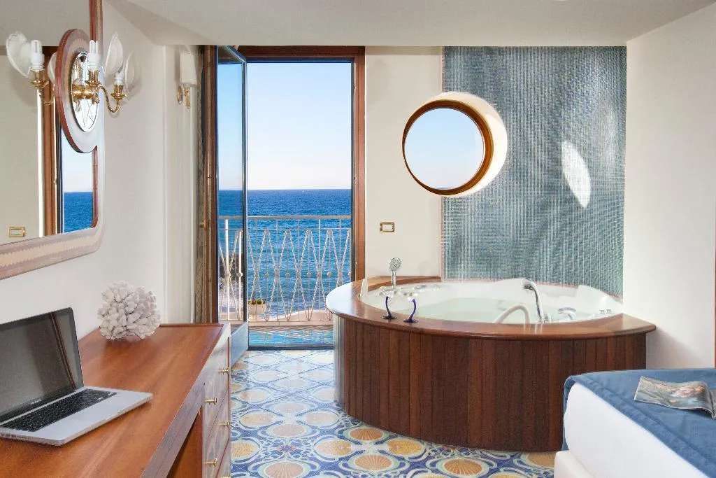 JUNIOR SUITE STANDARD Room, Alimuri Bay Resort, Naples