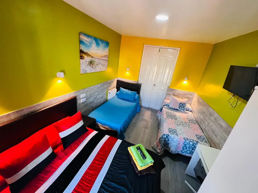 QUADRUPLE WITH SHARED BATHROOM Room, Hostal Numancia, Madrid