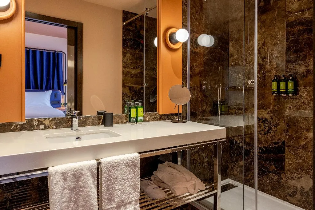Double or Twin GUEST ROOM KING BED Room, Cenica Porto Hotel, Curio Collection By Hilton, Porto