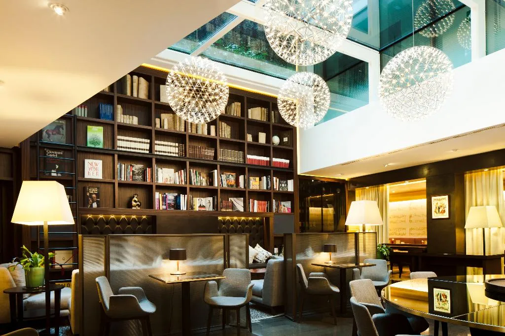 Lobby, Milano Scala, Milan