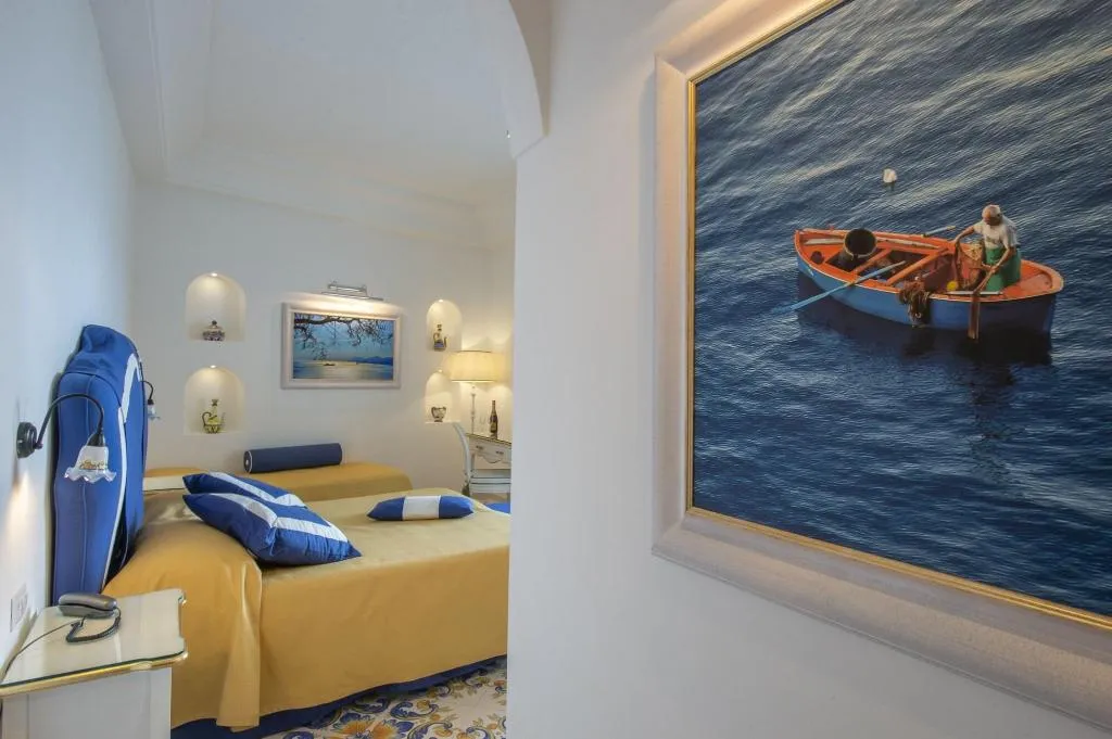Room, Open Gate, Naples