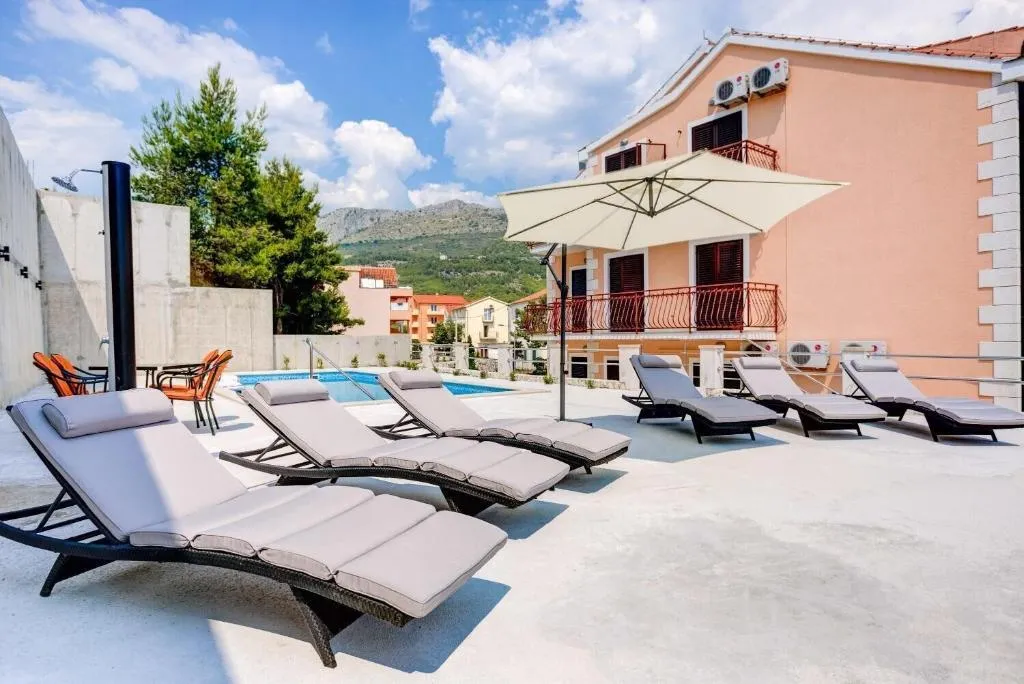 Sports and Entertainment, Bed & Breakfast Senator, Split