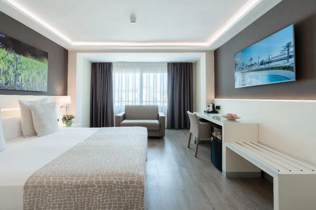 TRIPLE MOUNTAIN VIEW Room, Calipolis, Costa Brava