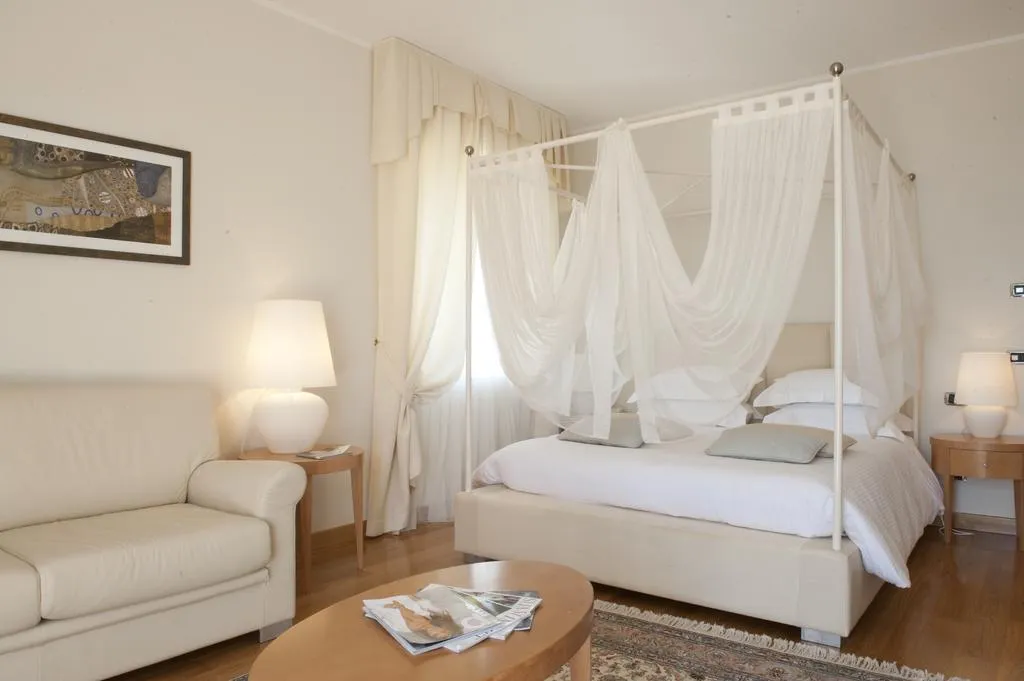 Room, Raito, Naples