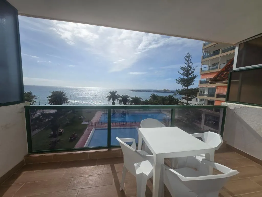 Room, Comodoro, Tenerife
