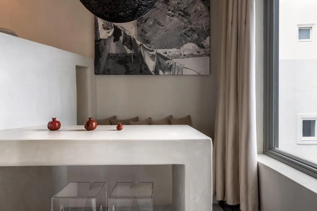 Room, West East Suites, Santorini