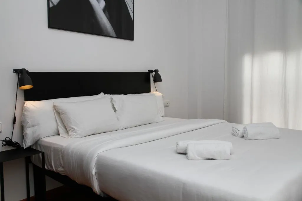 APARTMENT CAPACITY 4 TWO BEDROOMS Room, L'Aragó by The Streets, Barcelona