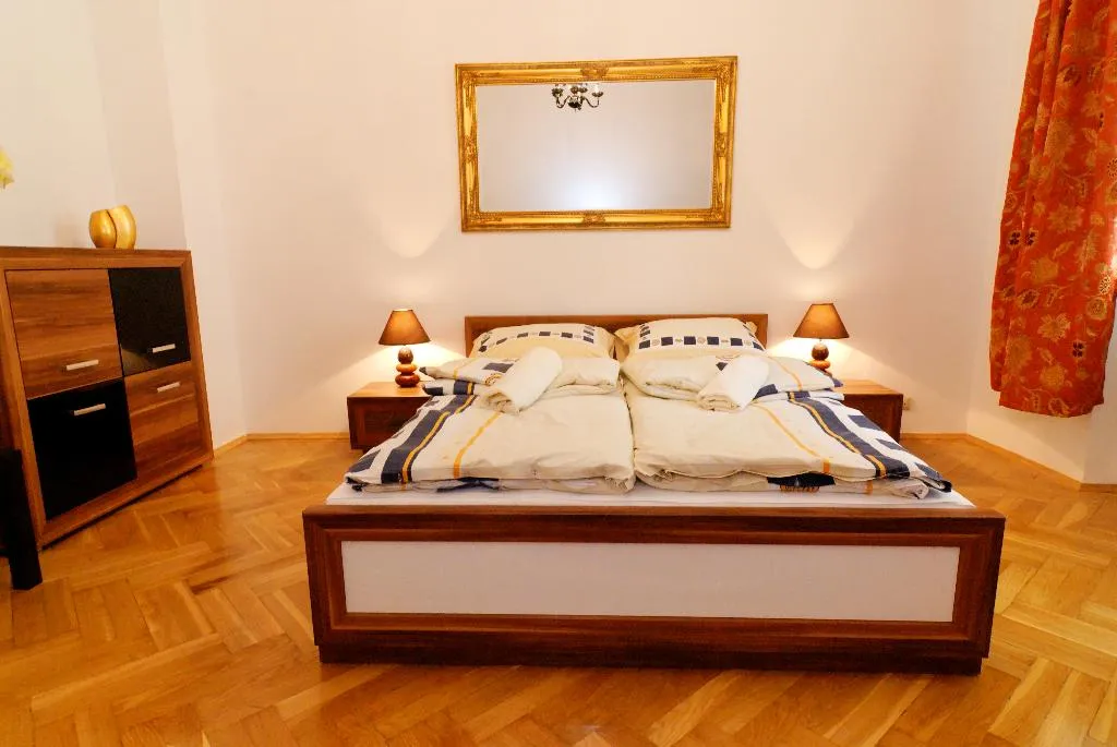 APARTMENT CAPACITY 6 TWO BEDROOMS Room, P&J Tourist Apartments, Krakow