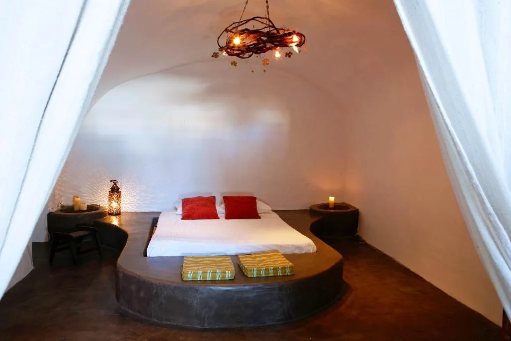 VILLA THREE BEDROOMS WITH PRIVATE POOL Room, Santorini Heritage Villas & Mansions, Santorini