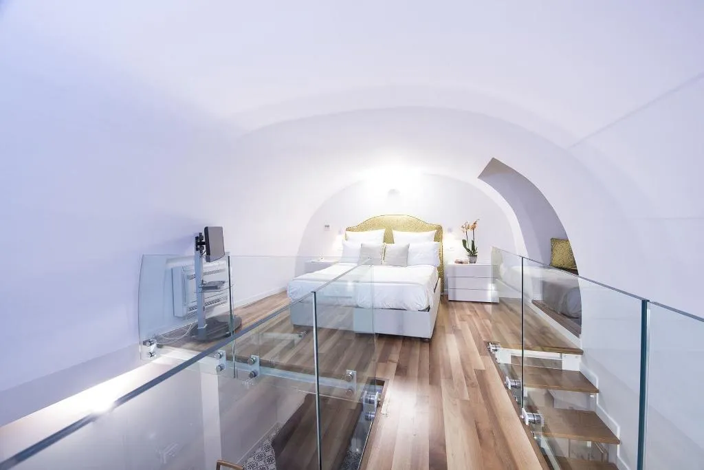 Room, Diecisedici, Naples