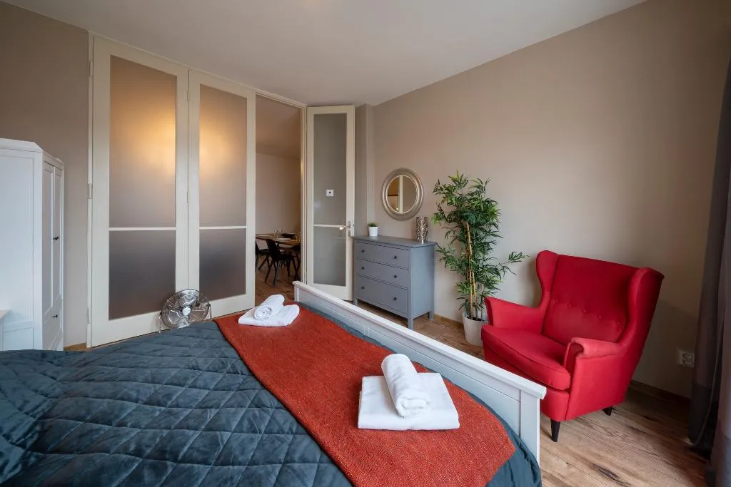 APARTMENT FOUR BEDROOMS TWO BATHROOMS Room, New Town - Apple Apartments, Prague