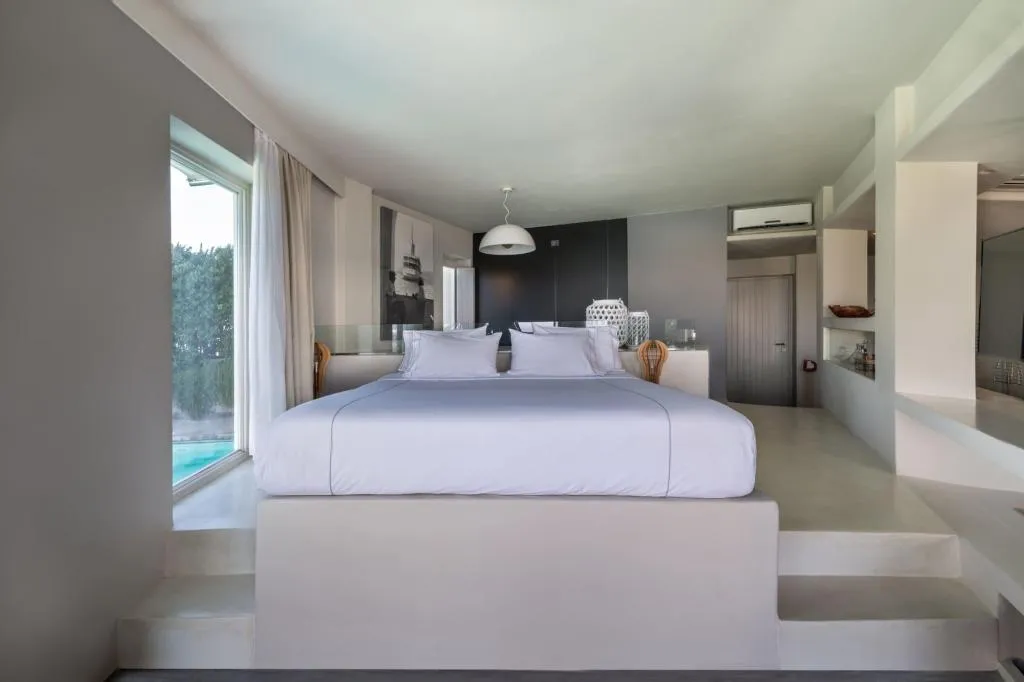 Room, West East Suites, Santorini