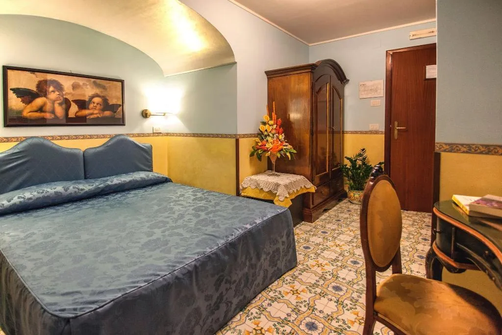 DOUBLE CLASSIC QUEEN BED Room, Amalfi, Naples