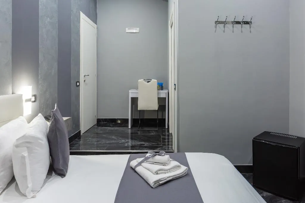 DOUBLE ECONOMY Room, Hotel Palace Napoli, Naples