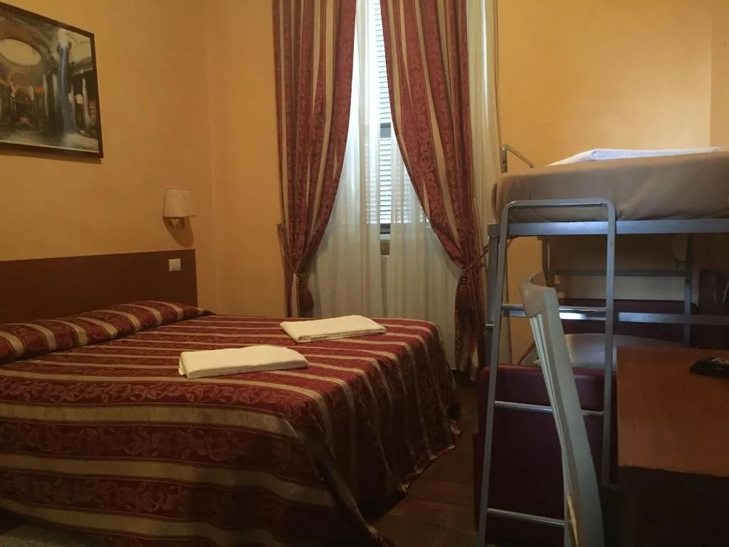 Room, Best Location In Rome, Naples