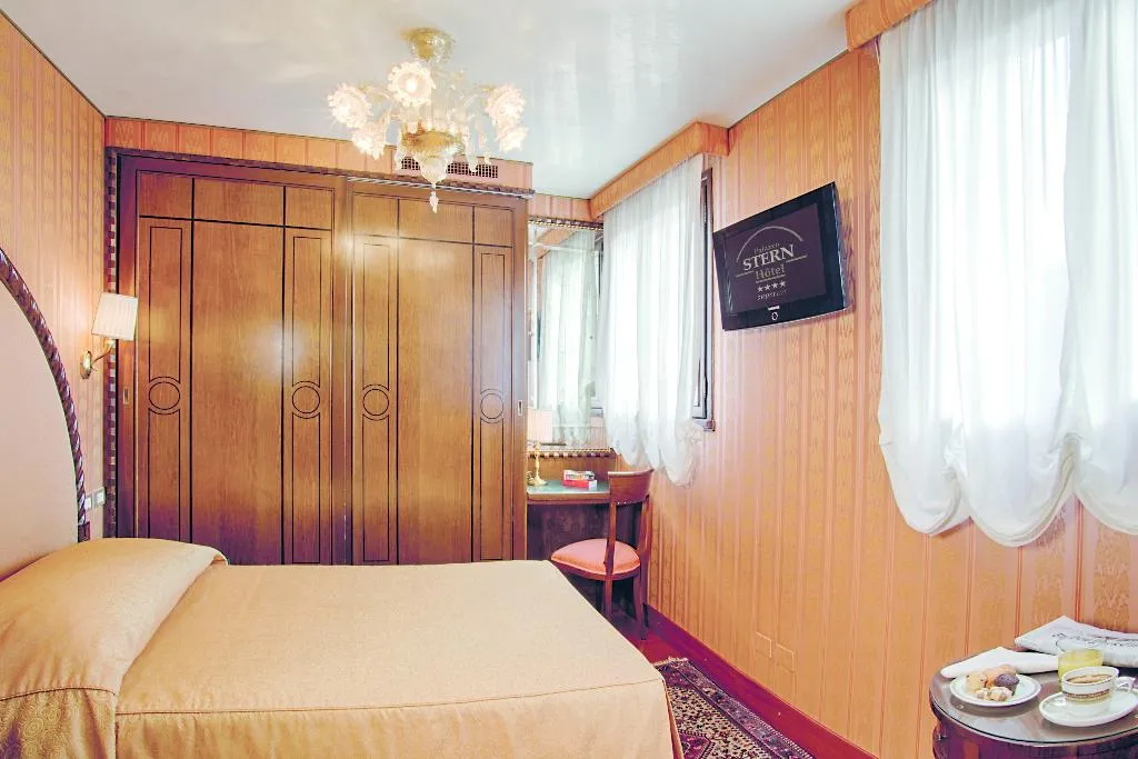 SINGLE SUPERIOR Room, Palazzo Stern, Venice