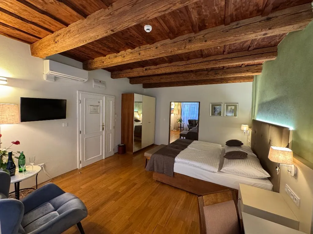 Double or Twin DELUXE CAPACITY 2 Room, The Golden Wheel, Prague