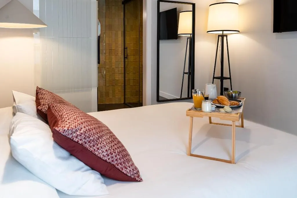 Room, Welldone Quality-Crystal Pool, Seville