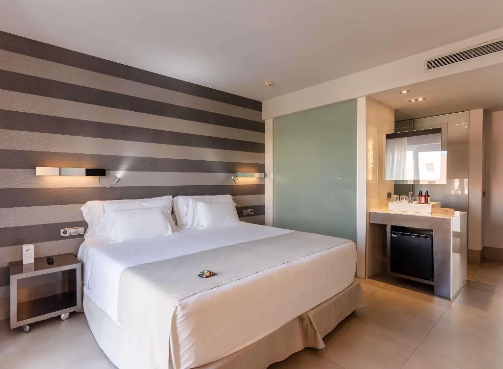 Double or Twin SUPERIOR SIDE SEA VIEW Room, Barceló Hamilton Menorca -Adults Only, Menorca