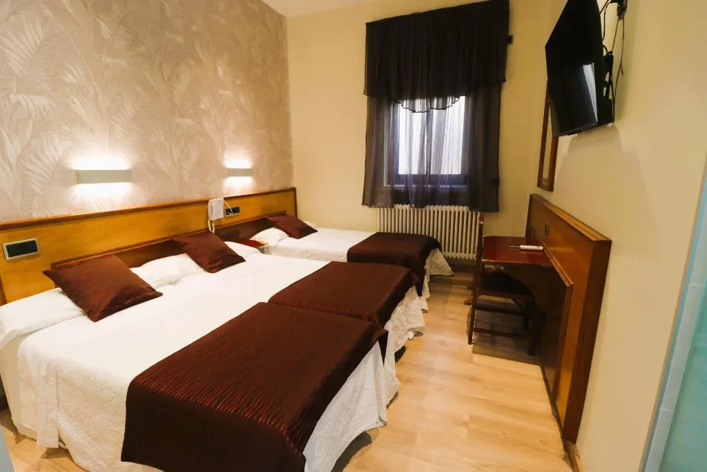 TRIPLE STANDARD Room, Hostal Hispano-Argentino Gran Via, Madrid