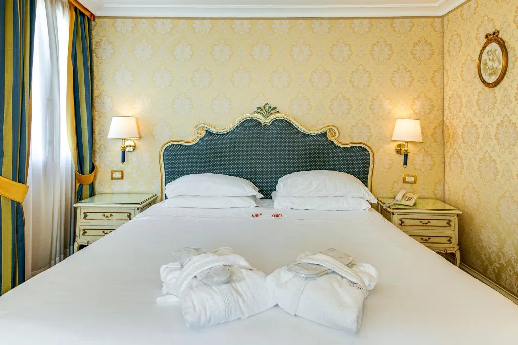Double or Twin DELUXE CANAL VIEW Room, Antiche Figure, Venice