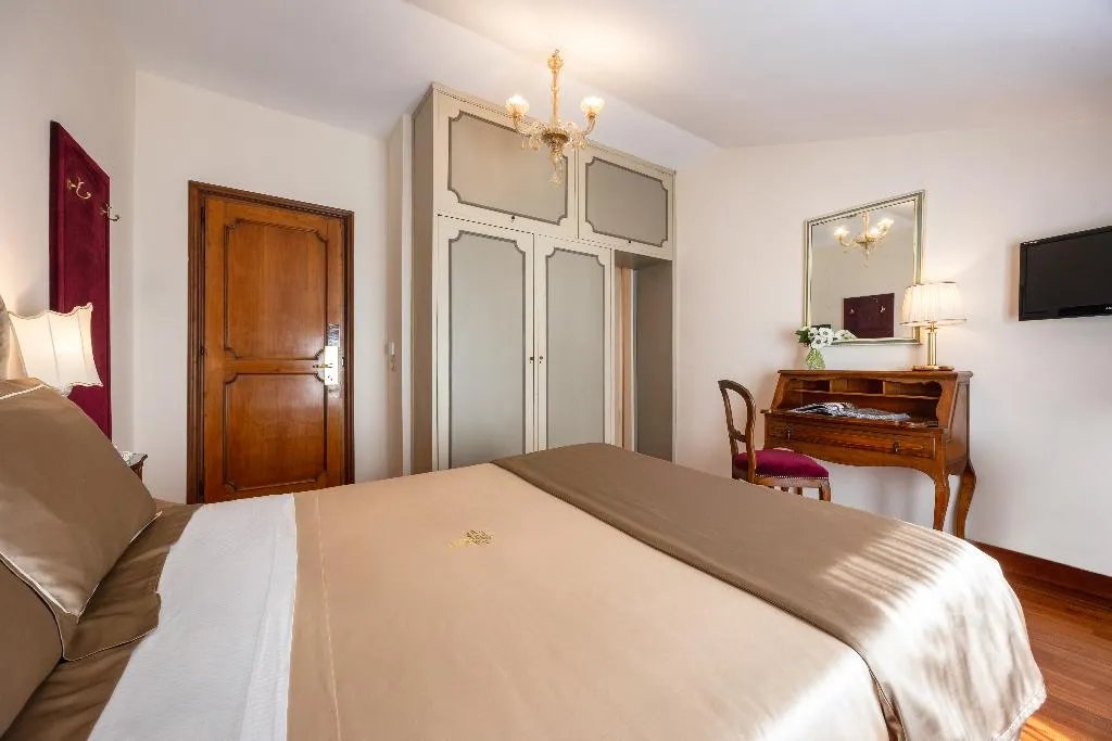 DOUBLE SUPERIOR Room, Forum, Rome