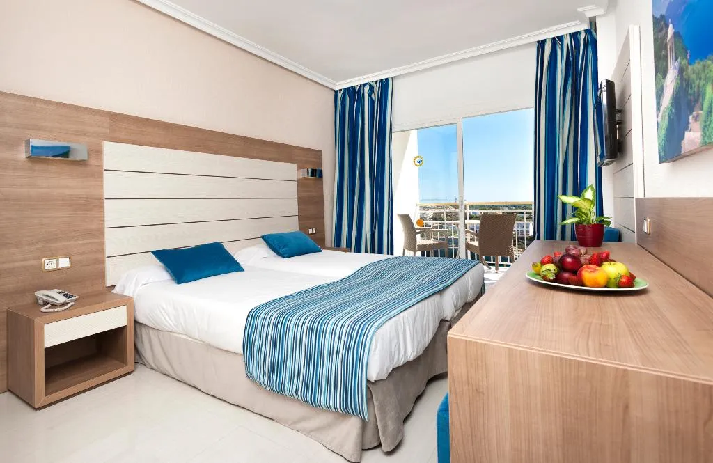 Room, Globales America, Majorca