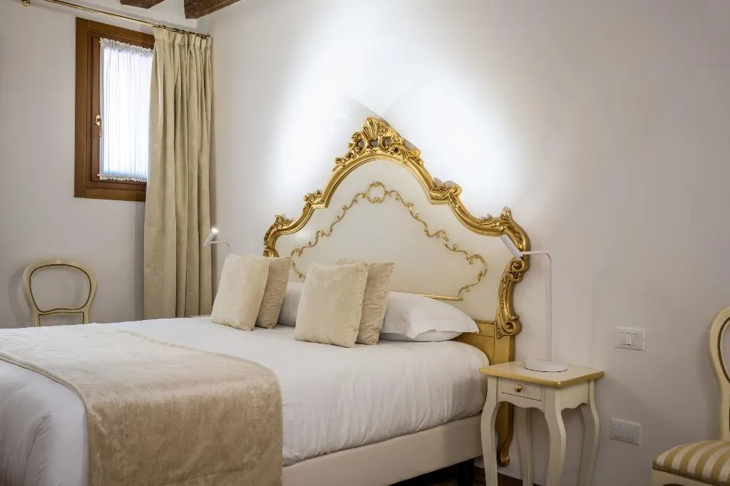 APARTMENT ONE BEDROOM TWO BATHROOMS Room, Palazzo Paruta, Venice