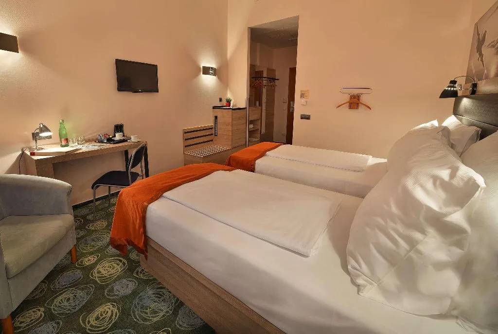 TWIN NON SMOKING Room, Ramada Airport Prague, Prague