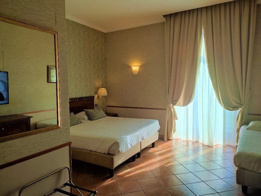TRIPLE STANDARD Room, Hotel Nuvo, Naples