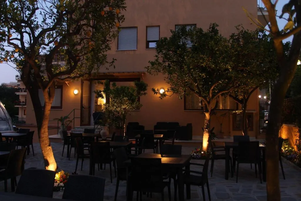 Terrace, Leone, Naples