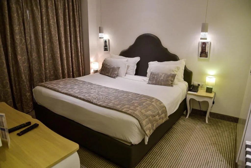 Room, Lac Leman, Tunisia