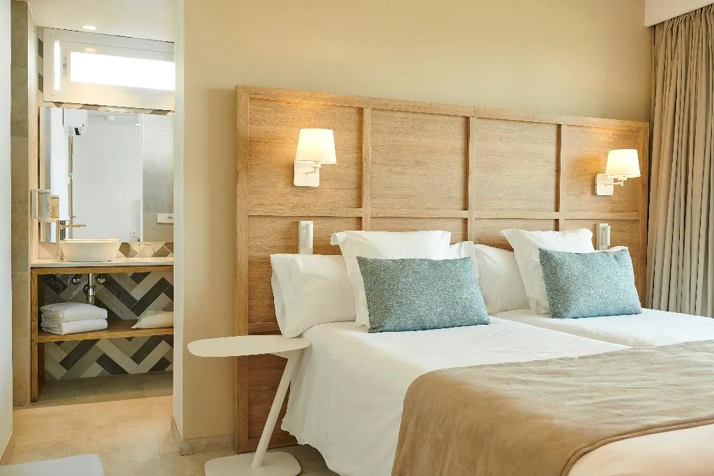 Double or Twin CLASSIC WITH TERRACE Room, Iberostar Waves Cala Domingos, Majorca