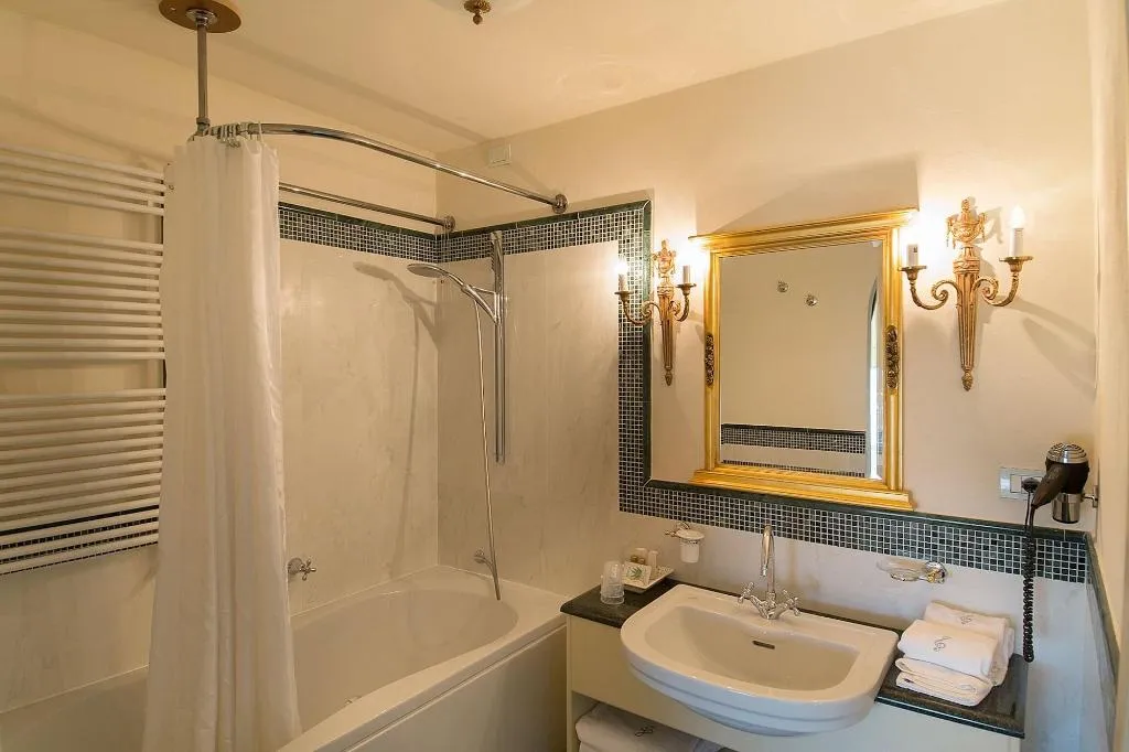 Room, Serenella, Milan