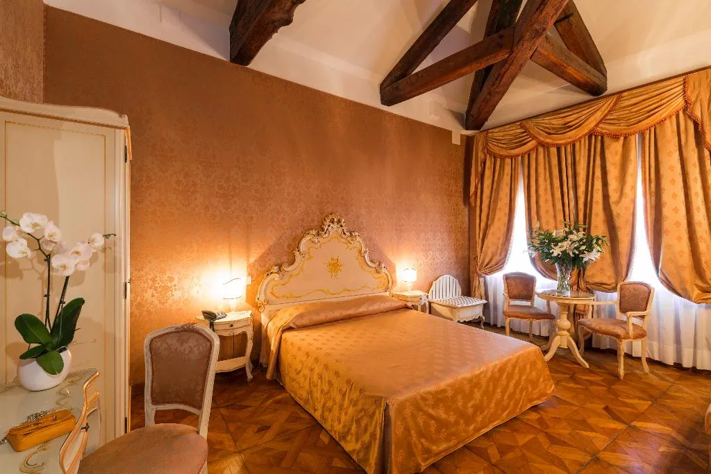 JUNIOR SUITE CANAL VIEW Room, Palazzo Guardi, Venice