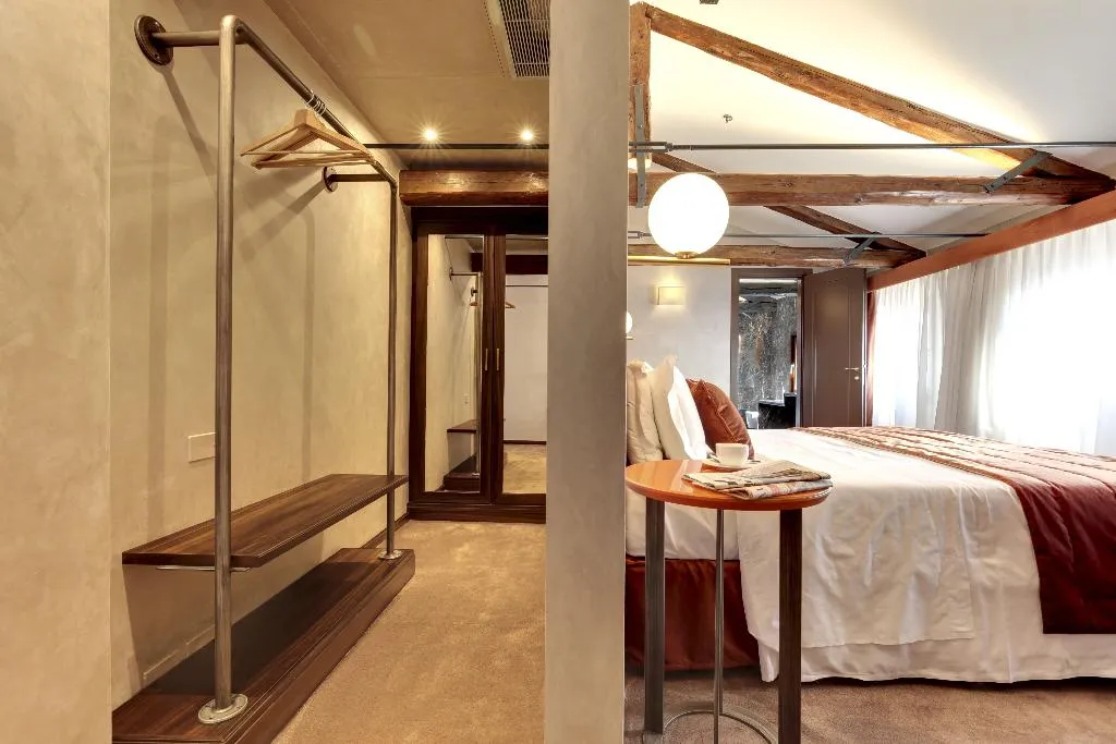 JUNIOR SUITE STANDARD Room, Dona Palace, Venice