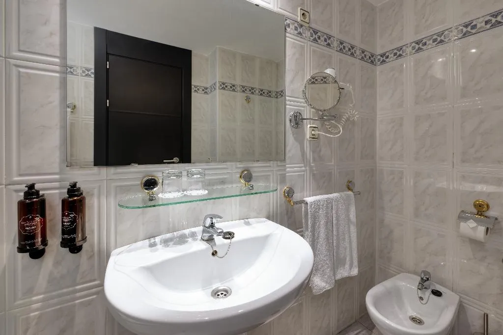 DOUBLE STANDARD Room, Virgen de los Reyes, Seville