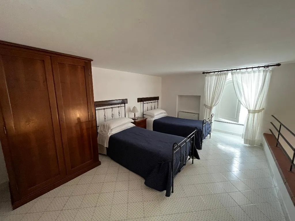 APARTMENT CAPACITY 4 Room, Antico Palazzo Scala, Naples