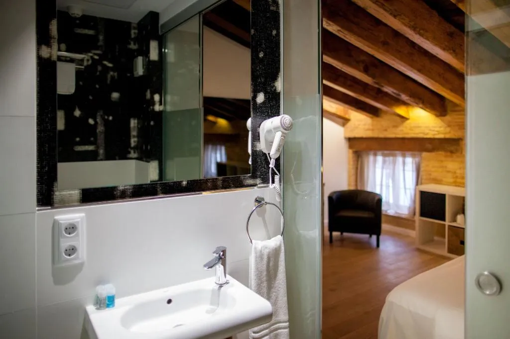 Room, Host & Home, Valencia