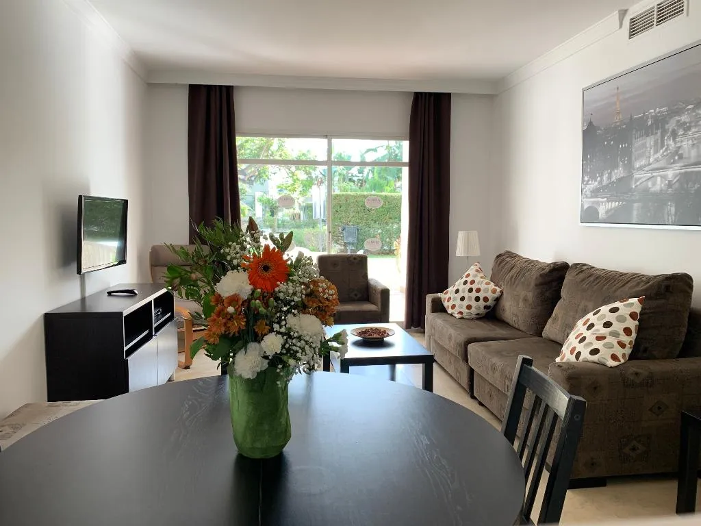 APARTMENT CAPACITY 4 TWO BEDROOMS Room, Aloha Gardens, Costa Del Sol
