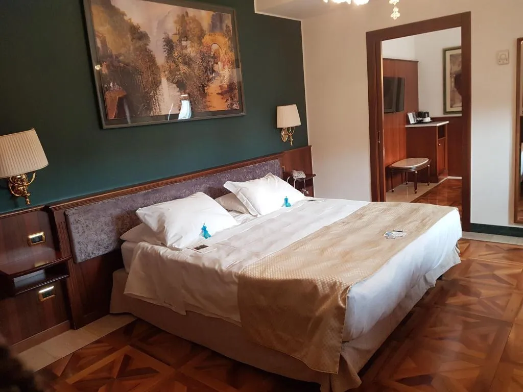 Room, Santa Barbara, Milan