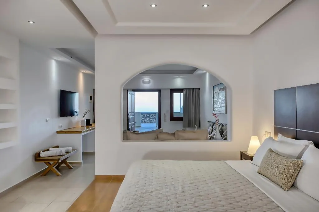 SUITE WITH JACUZZI Room, splendour hotel and suites, Santorini