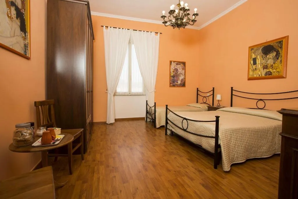 Room, Laterano Inn, Naples