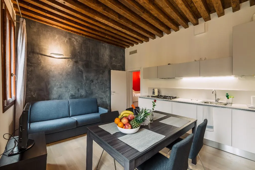 APARTMENT CAPACITY 4 TWO BEDROOMS Room, Charming Palace Corte Del Teatro, Venice