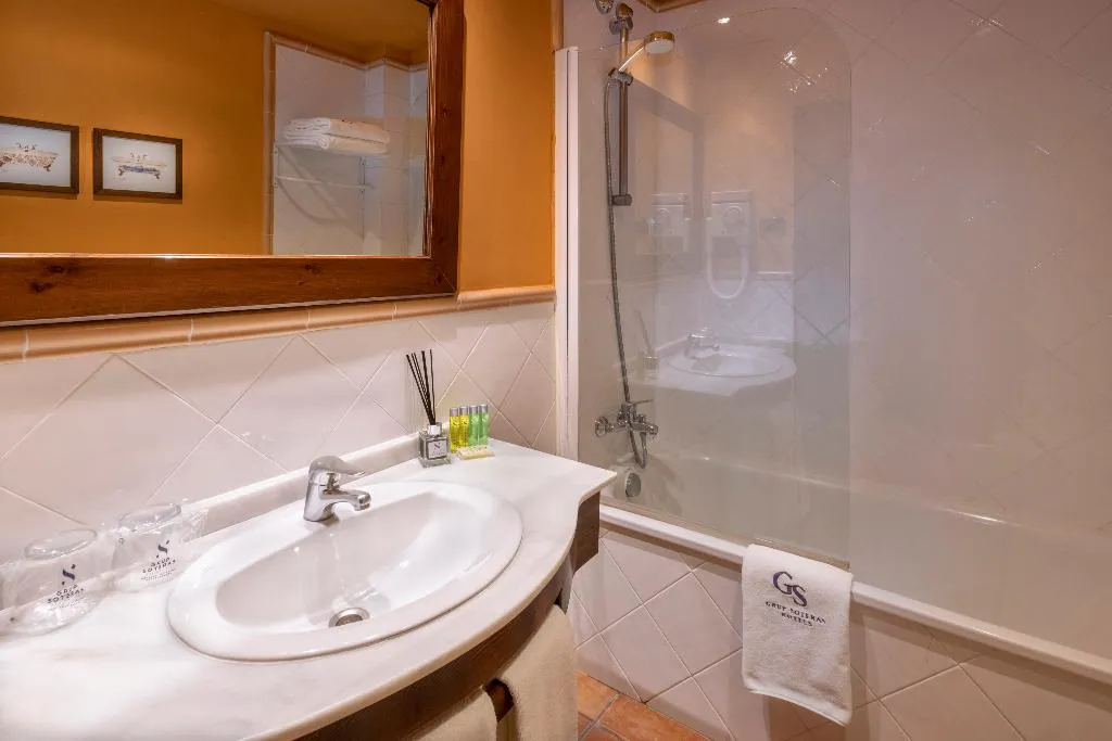 TRIPLE STANDARD Room, Gran Hotel Rey Don Jaime, Barcelona