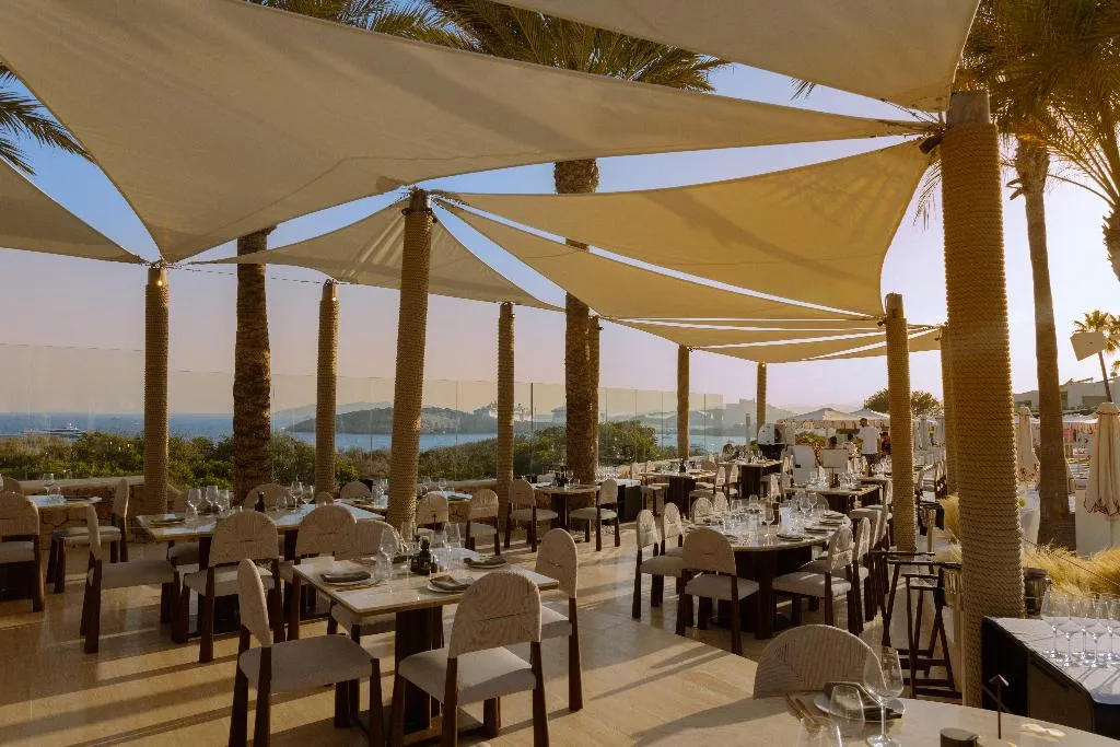 Bar, Destino Five Ibiza 5 Grand Luxe Resort, Ibiza