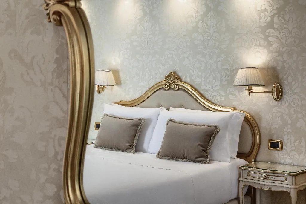 Room QUEEN SIZE BED Room, Hotel Olimpia Venice, BW Signature Collection, Venice