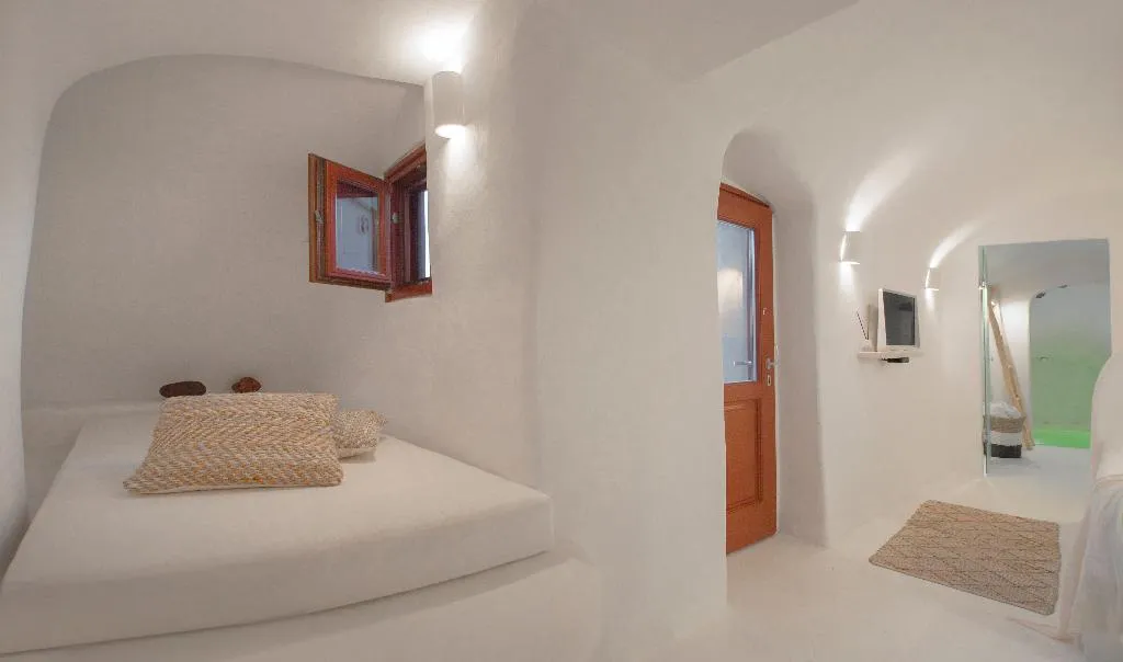 JUNIOR SUITE WITH JACUZZI Room, Nano Suites, Santorini