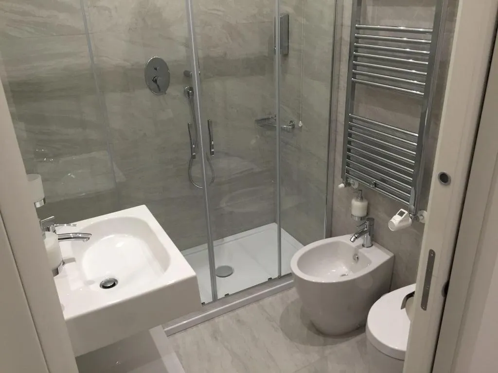 Room, Picaflor, Milan